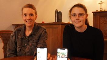 Bespielen ab sofort die Social-Media-Profile des Korn- und Hansemarktes in Haselünne: Lea Pohlmann (links) und Svenja Homes.