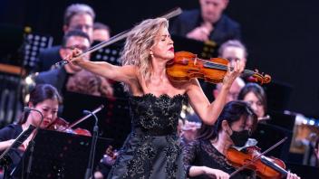dpatopbilder - Die Violinistin Anne-Sophie Mutter spielt gemeinsam mit dem New York Philharmonic Orchestra. Foto: Jens Büttner/dpa/Archivbild