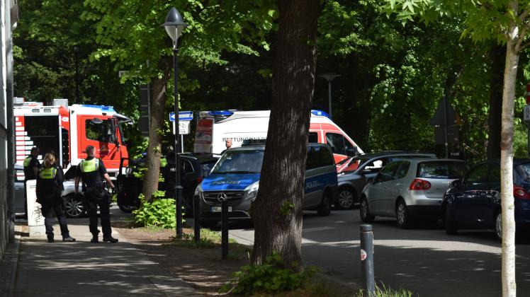 Der 37-Jährige Fahrer eines Automatik-SUVs hat am Mittwoch die Wachtlerstraße in Warnemünde versperrt und saß regungslos im Auto, hatte aber den Hebel auf Gas eingestellt. Zivilbeamte haben ihn eingeparkt.