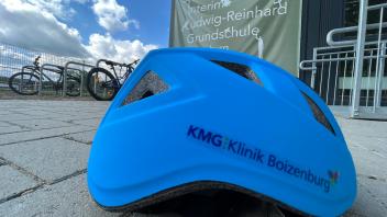 Sicher ist sicher. Wer wüsste das besser, wenn nicht ein Krankenhaus. Deswegen spendete die KMG-Klinik in Boizenburg beiden Grundschulen der Stadt jeweils 30 Fahrradhelme für die Verkehrserziehung.