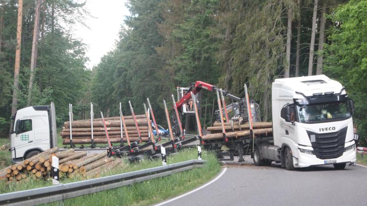 Dieser Holztransporter schätzte die Kurve aus dem Wald ein und so landete der Auflieger im Straßengraben. 
Foto: © Michael-Günther Bölsche