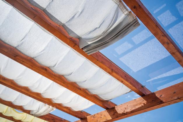 Seilspannmarkisen sind eine stylische Ergänzung zur Holzüberdachung und bieten perfekten Schutz vor der Sonne.