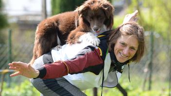 ARCHIV - Uta Opel trainiert mit Hund Takutai. Foto: Swen Pförtner/dpa/Archivbild