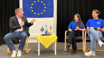 Europapolitiker Tiemo Wölken (links) stellte sich in einer Diskussionsrunde den Fragen der BBS-Schüler zu verschiedenen aktuellen Problemen.