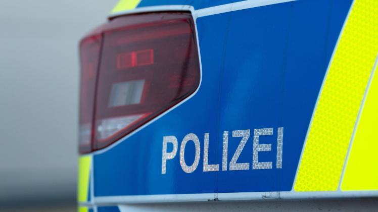 Melle, Deutschland 02. Maerz 2021: Schriftzug Polizei auf einem Einsatzfahrzeug. Landkreis Osnabrück Niedersachsen *** M