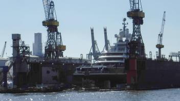 Die Yacht eines russischen Oligarchen bei Blohm + Voss im Dock Hamburg Containerhafen Hamburg Deutschland *** The yacht