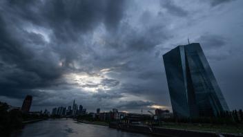 Dunkle Regenwolken ziehen über die Bankenskyline von Frankfurt am Main und die EZB hinweg. Foto: Boris Roessler/dpa