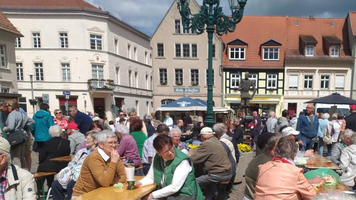 Volksfeststimmung herrschte am vergangenen Sonntag auf dem Großen Markt in Perleberg. Die Einwohner fühlten sich an frühere Zeiten erinnert.