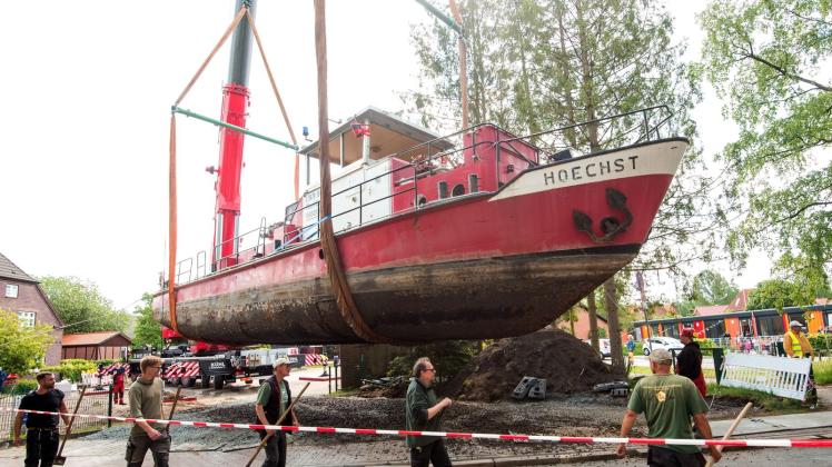 Das 60 Jahre alte Löschboot war vorher im Bundesland Hessen im Einsatz. Foto: Daniel Bockwoldt/dpa - Nutzung nur nach vertraglicher Vereinbarung ACHTUNG: Dieses Foto hat dpa bereits im Bildfunk gesendet.