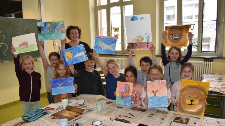 Im Projekt „Künstler für Schüler“ unterrichtet Malerin Sandra Zenker in der Heineschule Grundschüler. 