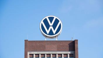 ARCHIV - Das Markenhochhaus von Volkswagen auf dem Gelände des Autokonzerns in Wolfsburg. Foto: Julian Stratenschulte/dpa/Symbolbild