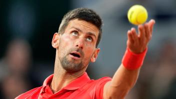 Steht in Paris in der dritten Runde: Novak Djokovic. Foto: Michel Euler/AP/dpa
