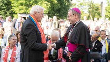Bundespräsident Frank-Walter Steinmeier wird von Georg Bätzing, dem Vorsitzenden der Deutschen Bischofskonferenz, in Stuttgart begrüßt. Foto: Marijan Murat/dpa