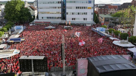 Tausende Fans feiern den Aufstieg des 1. FC Kaiserslautern auf dem Stiftplatz. Foto: Michael Schmitt/dpa Tausende Fans feiern den Aufstieg des 1. FC Kaiserslautern auf dem Stiftplatz. Foto: Michael Schmitt/dpa