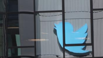 ARCHIV - Das Logo des Kurznachrichtendienstes Twitter spiegelt sich in einer Fensterfassade in San Francisco. Foto: Christoph Dernbach/dpa