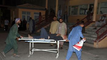 Ein Verletzter wird nach einem Bombenanschlag in Masar-e Scharif in ein Krankenhaus gebracht. Foto: Masih Paeiz/AP/dpa