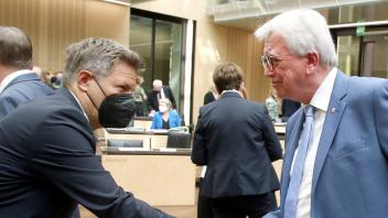 Volker Bouffier (CDU, r) begrüßt Robert Habeck. Foto: Wolfgang Kumm/dpa
