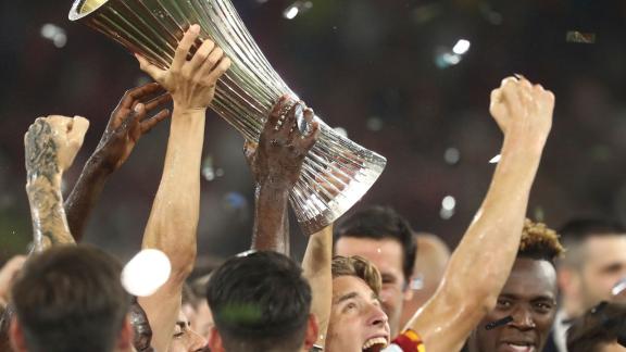 Spieler von Rom feiern mit der Trophäe. Foto: Franc Zhurda/AP/dpa Spieler von Rom feiern mit der Trophäe. Foto: Franc Zhurda/AP/dpa