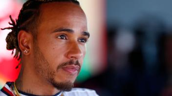 ARCHIV - Lewis Hamilton ist schon lange im Rennsport und immer noch sehr motiviert. Foto: Joan Monfort/AP/dpa