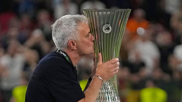 Roms Cheftrainer José Mourinho küsst die Trophäe nach dem Finale. Foto: Thanassis Stavrakis/AP/dpa