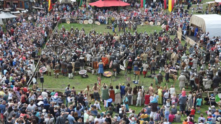 Massenandrang auf dem Burgfest, hier werden am Wochenende auch wieder Mitglieder des Lions-Clubs als Getränkeverkäufer aktiv sein.