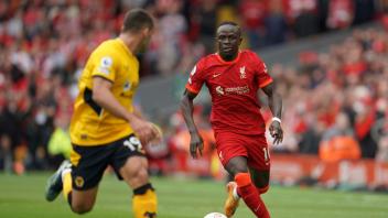 Liverpools Sadio Mané (r) lässt seine Zukunft noch offen. Foto: Jon Super/AP/dpa