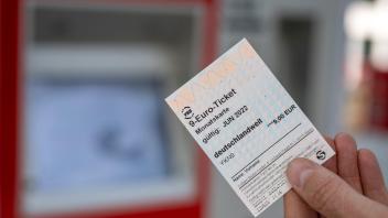 ARCHIV - Vom 1. Juni an kann man das 9-Euro-Ticket im gesamten Nahverkehr in Deutschland nutzen. Foto: Monika Skolimowska/dpa