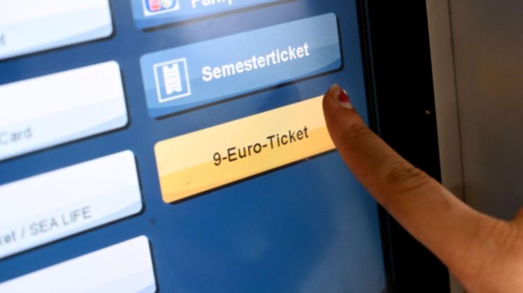 ARCHIV - Pendler, Ausflügler, Urlauber: Das 9-Euro-Ticket lohnt sich für viele Menschen. Foto: Felix Hörhager/dpa/dpa-tmn