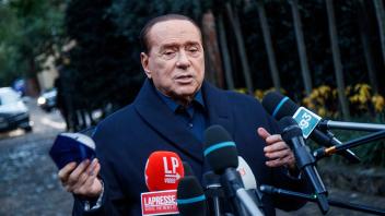 ARCHIV - Silvio Berlusconi steht Medienvertretern Rede und Antwort. Foto: Roberto Monaldo/LaPresse/AP/dpa
