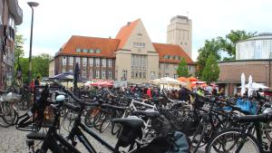 Viele Vatertagsausflügler haben sich mit dem Rad auf zum Delmenhorster Trauben- und Hopfenfest vor dem Rathaus gemacht. 