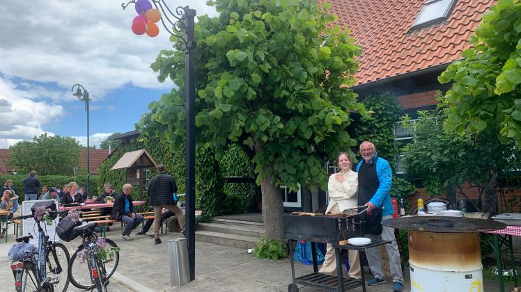 Die ganze Familie hat am Herrentag mitgeholfen, so auch Walter und Marie. 