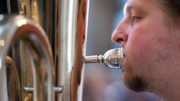 dpatopbilder - Ein Musiker spielt Tuba beim Chorfest «Du bist unser Friede» in der Kathedrale St. Trinitatis. Foto: Matthias Rietschel/dpa