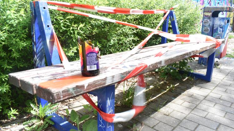 Neben Vandalismus sorgen auch kaputte Flaschen und Müll auf den öffentlichen Plätzen dreier Schulen in der Rostocker KTV für Unmut. 