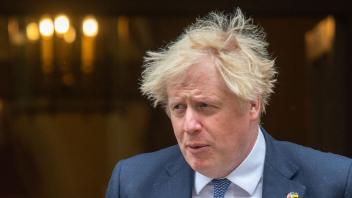 Boris Johnson, Premierminister von Großbritannien, verlässt 10 Downing Street, bevor er im britischen Parlament eine Rede anlässlich des 70. Thronjubiläums der Queen hält. Foto: Tayfun Salci/ZUMA Press Wire/dpa