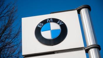ARCHIV - Ein Softwarefehler macht dem Autobauer BMW zu schaffen. Foto: Christophe Gateau/dpa