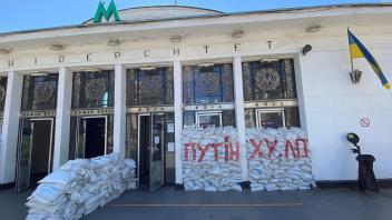 An einer Metrostation in Kiew sollen Sandsäcke die Gebäude schütze - mit der Parole «Putin chuilo» (etwa: «Putin ist ein Schwanzgesicht»). Foto: Ulf Mauder/dpa