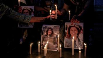 Im Libanon wird eine Mahnwache für die getötete Al-Dschasira-Journalistin Schirin Abu Akle gehalten (Archivbild). Foto: Marwan Naamani/dpa