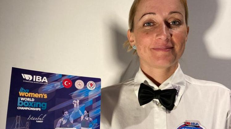 Große Ehre: Susann Köpke durfte vor der Frauen-Box-WM in Istanbul den Kampfrichter-Eid leisten – und anschließend  ihre Sprecherkarte als Andenken mit nach Hause nehmen. 