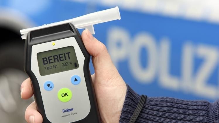 Bildnummer: 54500890  Datum: 29.09.2010  Copyright: imago/Jochen Tack
Polizei, Streifenwagen. Polizist mit Atemalkohol TestgerÃ¤t. Zur ÃœberprÃ¼fung der FahrtÃ¼chtigkeit eines Autofahrers. Symbolbild. Polizei Objekte kbdig xhh xo0x 2010 quer Polizei Polizist Polizisten Polizeibeamter Sicherheit SicherheitskrÃ¤fte PolizeikrÃ¤fte Innere Sicherheit blau KriminalitÃ¤t Kriminelle KriminalitÃ¤tsstatistik Verbrechen Polizeiwagen Polizeiauto Streifenwagen Polizeistreife Polizeistreifenwagen Einsatzwagen Einsatzfahrzeug Polizeifahrzeug Kontrolle Alkoholkontrolle Fahrer pusten blasen Draeger Alcotest _Alkotest Alcotester Alkotester Promille Alkoholgehalt Atemalkohol Alkoholfahrt alkoholisiert betrunken Trunkenheit Trunkenheitsfahrt digital TestgerÃ¤t Atemtest Atemprobe Bereit RÃ¶hrchen testen besoffen Alkohol

Bildnummer 54500890 Date 29 09 2010 Copyright Imago Jochen Tack Police Patrol car Policeman with Breath Test equipment to Review the Driving a Car driver Symbol image Police Objects Kbdig xhh xo0x 2010 horizontal Police Policeman Policemen Police officials Security Security forces Police forces internal Security Blue Crime Criminals Crime statistics Crime Police cars Police car Patrol car Police patrol Police patrol car Use cars Use vehicle Police vehicle Control Alcohol control Driver blow blow Draeger Alcotest _Alkotest Alcotester Breathalyzer Per cent Alcohol Breath Alcohol trip the influence of alcohol drunk Drunkenness Drunk driving Digital Test equipment Breath test Breath sample ready Tubes Testing drunk Alcohol  