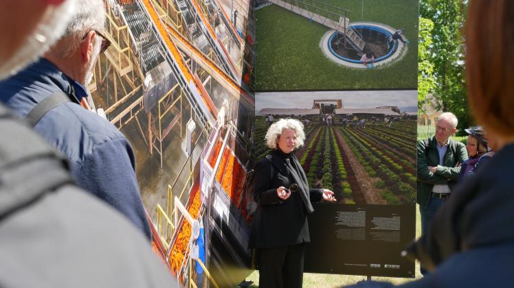 Kuratorin Edda Fahrenhorst führt Fetsivalbesucher durch die Ausstellungen. Hier bei „Feed the Planet“ von George Steinmetz.