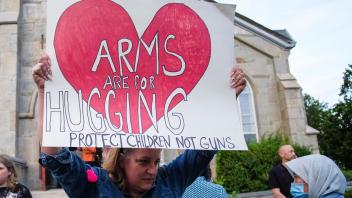 Ein Plakat, das danach fragt, wer in den USA geschützt wird: Kinder oder Waffen? Foto: Eduardo Munoz Alvarez/AP/dpa
