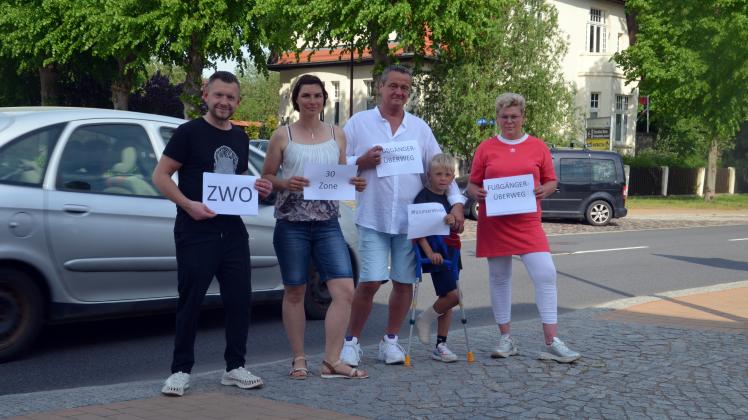 Plädieren für einen Fußgängerüberweg an der B192 in Hohe des Sportplatzes: Peter Brandenburg, Katrin Liebelt, Heiko Krohn, Oscar und Martina Vitt-Brandenburg (v.l.)