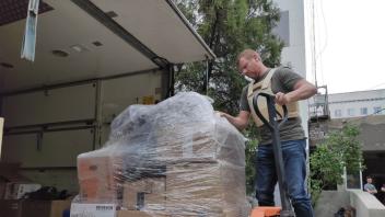 Überall in der Ukraine werden Hilfsgüter benötigt. Michael Kröger gibt alles, um Lebensmittel, Hygieneartikel und Co. zu den Menschen zu bringen.