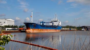 Das Containerschiff „Konstantin“ havarierte im Herbst 2021 auf der Elbe bei Brunsbüttel und liegt seit drei Monaten im Papenburger Industriehafen Süd.