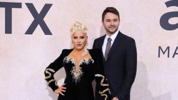 Sängerin Christina Aguilera kam mit Partner Matthew Rutler zur Aids-Gala. Foto: Vianney Le Caer/Invision/AP/dpa