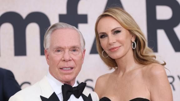 Tommy Hilfiger und seine Frau Dee Ocleppo kamen zur Aids-Gala. Foto: Vianney Le Caer/Invision/AP/dpa Tommy Hilfiger und seine Frau Dee Ocleppo kamen zur Aids-Gala. Foto: Vianney Le Caer/Invision/AP/dpa