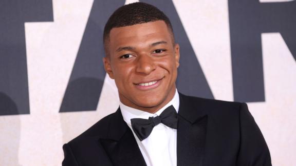 Fußballprofi Kylian Mbappe bei der Gala in Cannes. Foto: Vianney Le Caer/Invision/AP/dpa Fußballprofi Kylian Mbappe bei der Gala in Cannes. Foto: Vianney Le Caer/Invision/AP/dpa