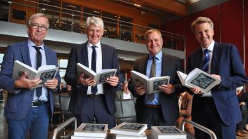 Als Verkaufsschlager erweist sich das neue Bramsche-Buch, in dem Thomas Kaes, Heiner Pahlmann, Guido Pott und Jan Arning blättern.