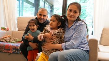 Ruslan Annayev und Maiia Annayeva sind mit ihren Töchtern vor dem Krieg in der Ukraine geflohen. Die zweijährige Aisha (links) geht in Meppen schon in die Kita, die vierjährige Aiperi nicht - sie ist Autistin und benötigt einen Platz in einem Heilpädagogischen Kindergarten. 