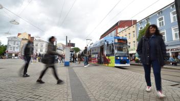 Auf dem Doberaner Platz in Rostock beginnen und enden viele Fahrten mit der Straßenbahn.
